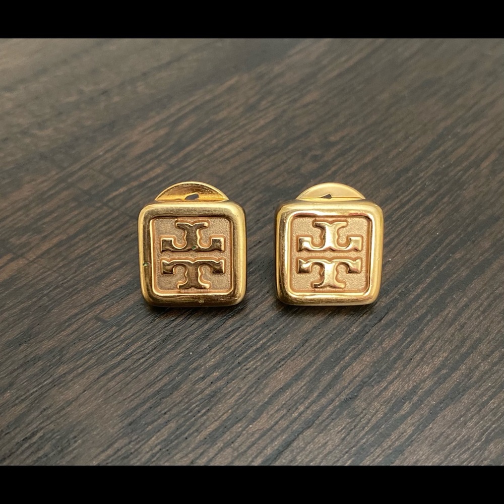 Tory Burch gold logo studs!